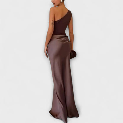 Serena | Robe Maxi Plissée à Épaule Dénudée
